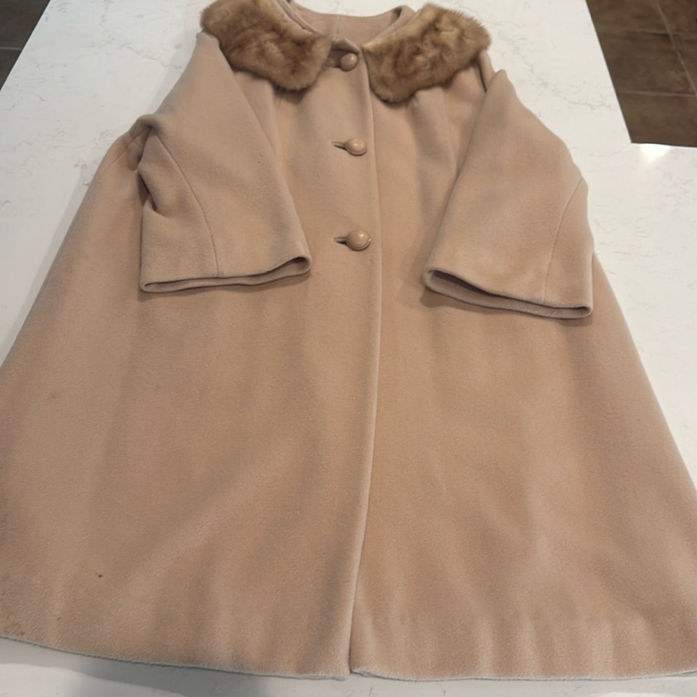 Vintage cream wool coat with fur collar.Very cute color & style.